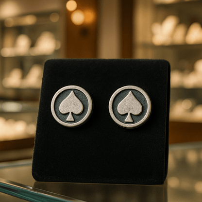 Queen of Spades Ohrstecker aus 925 Sterling Silber mit poliert-matter Oberfläche und Pik-Symbol, unisex Schmuckstück für Eleganz und Stärke