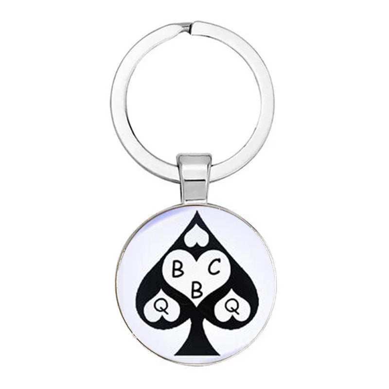Queen of Spades Schlüsselanhänger mit rundem Pik-Symbol und robustem Design
